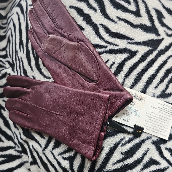 Isotoner Aris Burgundy Leather Ladies Gloves NWT - Picture 2 of 5